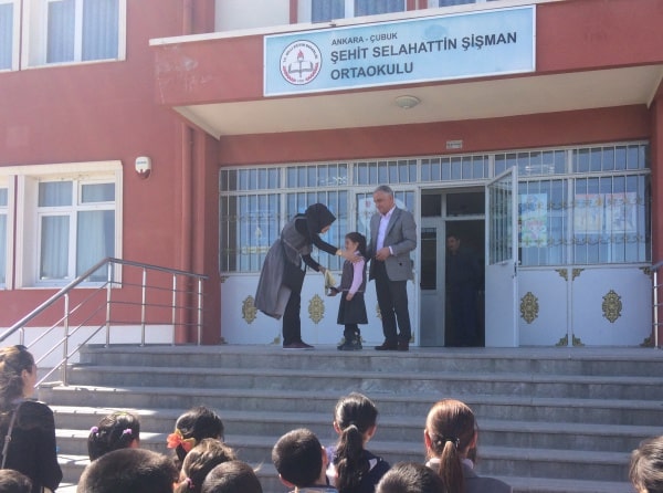 RESİM YARIŞMASINDA 1/A SINIFI ÖĞRENCİMİZ GAMZE DURMAZ İLÇE BİRİNCİSİ